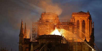 «قلب پاریس» در آتش؛ گنبد و سقف کلیسای «نوتردام» از بین رفت