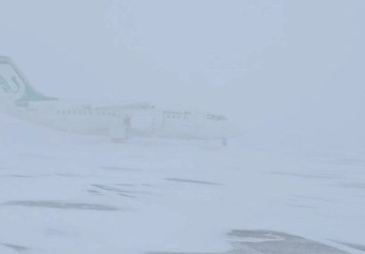 فرود هیجان‌انگیز هواپیما در برف و کولاک اردبیل + فیلم