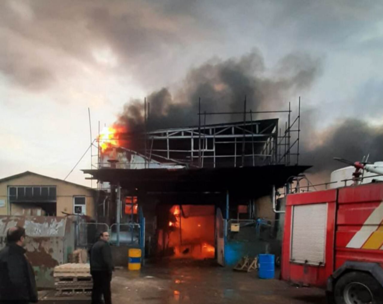 آتش‌سوزی کارخانه رنگ سفیر اردبیل تلفات جانی نداشت