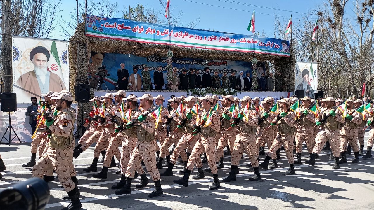 رژه نیروهای مسلح در روز ارتش در اردبیل / فیلم